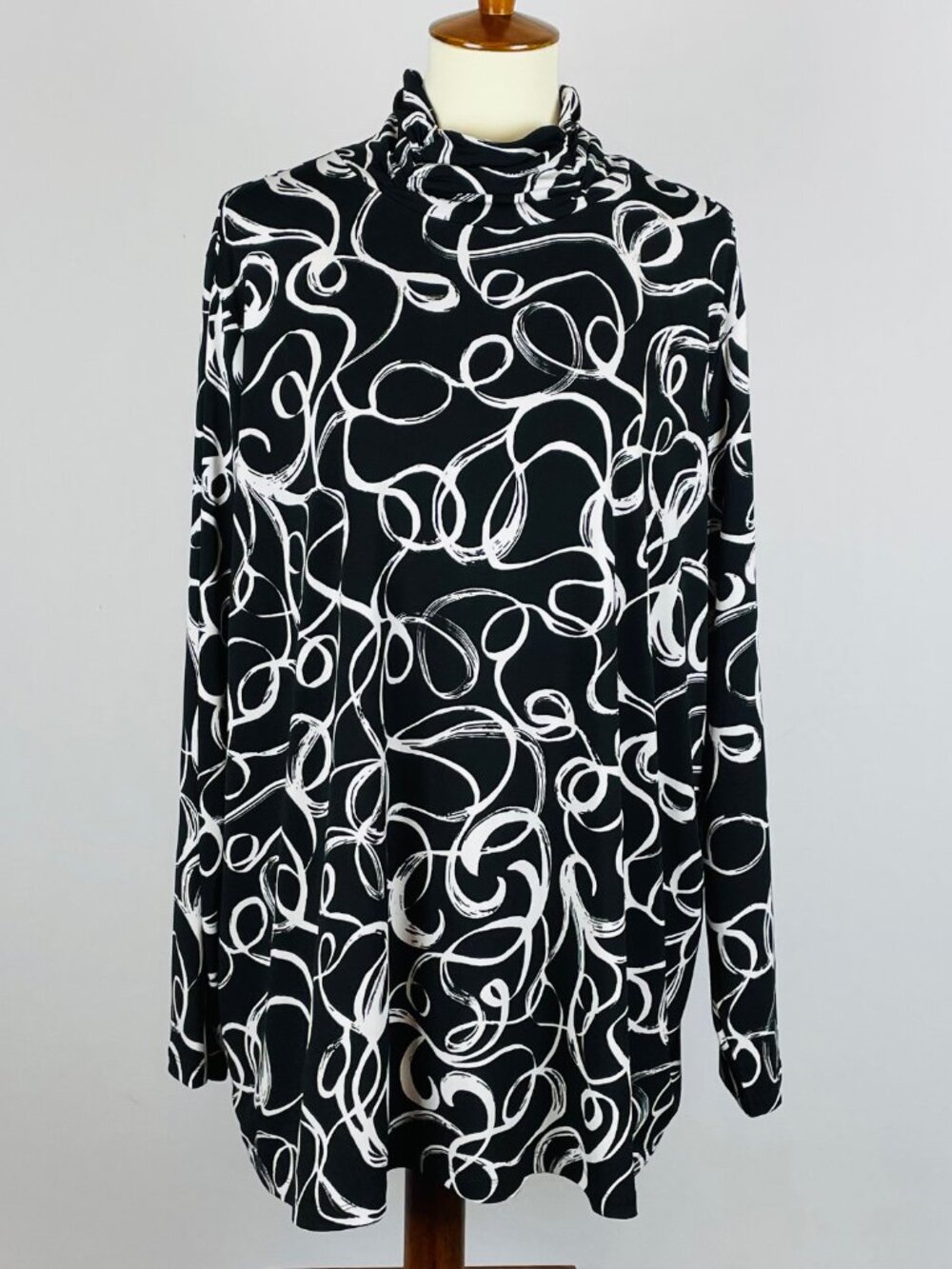 Susan Graver Liquid Knit Ruched Funnel Neck Tunic Sz 3X Black White Abstract